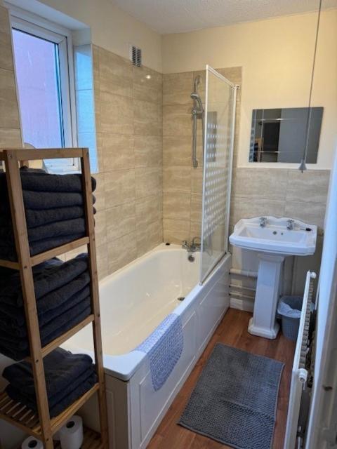 Quiet, Sleeps 12, 2 Bathrooms, Lots Of Parking, Kia 2 *