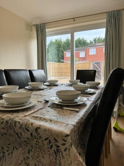 Quiet, Sleeps 12, 2 Bathrooms, Lots Of Parking, Kia 2 * Nottingham