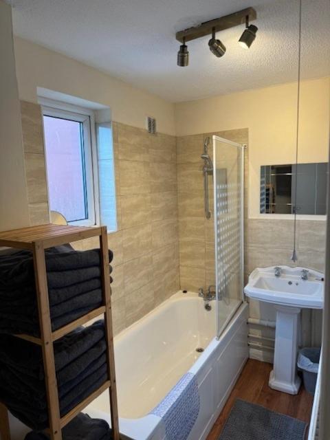 Apartment Quiet, Sleeps 12, 2 Bathrooms, Lots Of Parking, Kia 2 Nottingham