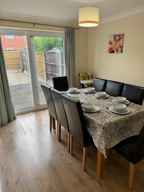 Quiet, Sleeps 12, 2 Bathrooms, Lots Of Parking, Kia 2 Apartment Nottingham