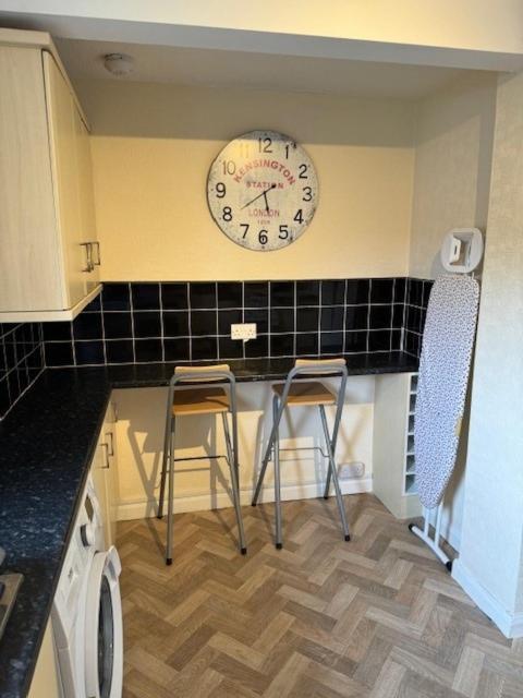 Quiet, Sleeps 12, 2 Bathrooms, Lots Of Parking, Kia 2 * Nottingham